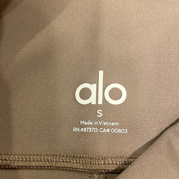 ALO Yoga 7/8 high waist leggings 

Color olive tree.   Size small - Picture 5 of 5